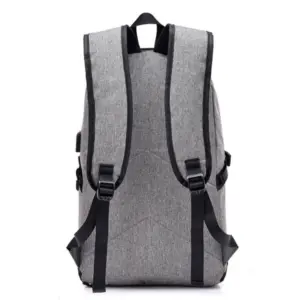 Үүргэвч өмссөн хүн, өөрийн зохицол, хэв маягийг харуулж байна