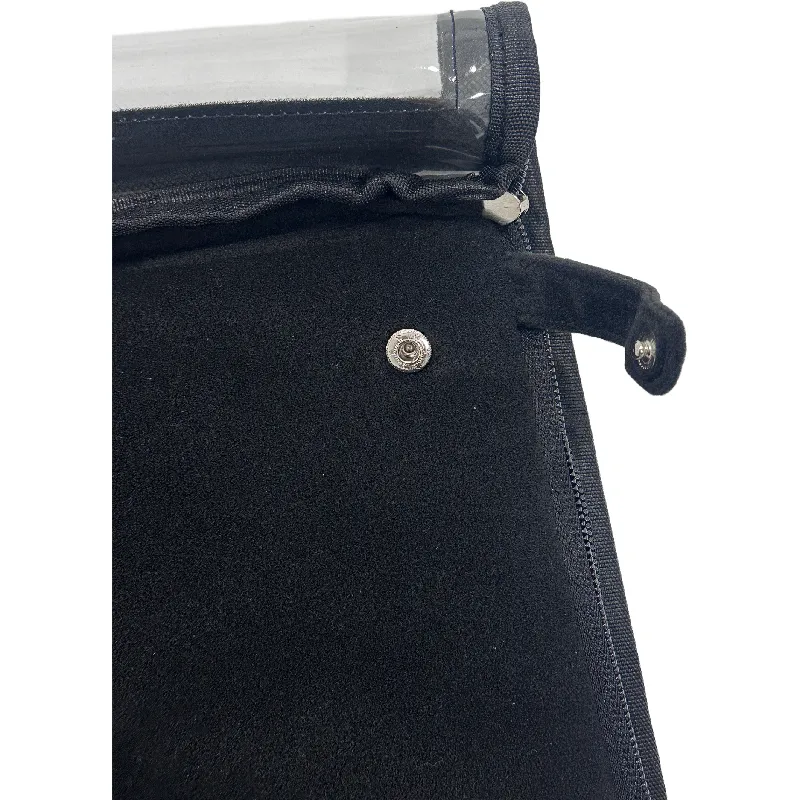 Sidoprofil av den stängda smyckesarrangören i sammet med transparent lock, visar sin eleganta design.