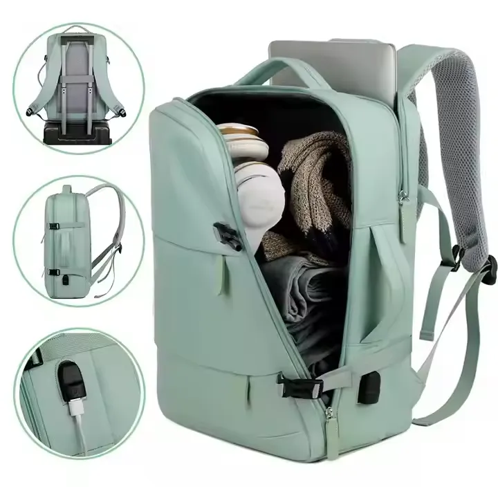 یک براق, کوله پشتی لپ تاپ حرفه ای با درگاه شارژ USB, در یک محیط اداری مدرن نشان داده شده است.