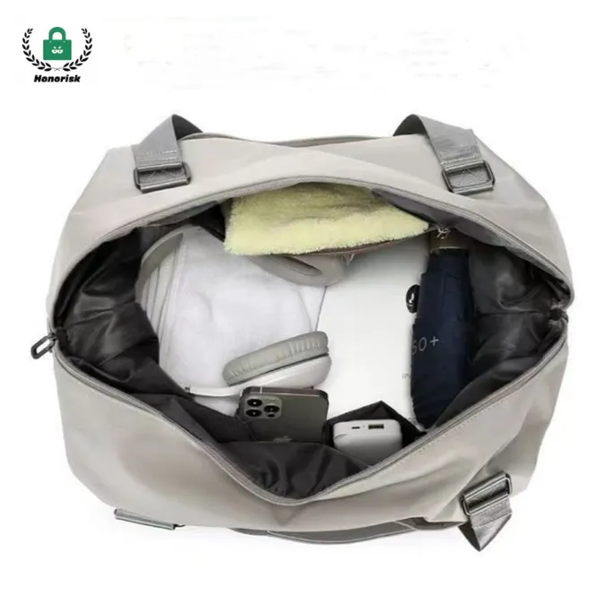 Detalle en primer plano de la tela y las costuras del bolso de viaje liviano de gran capacidad.