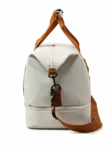 ట్రావెల్ బ్యాగ్ తెరుచుకుంది, విశాలమైన ప్రధాన కంపార్ట్‌మెంట్ మరియు శుభ్రమైన లైనింగ్‌ను ప్రదర్శిస్తుంది