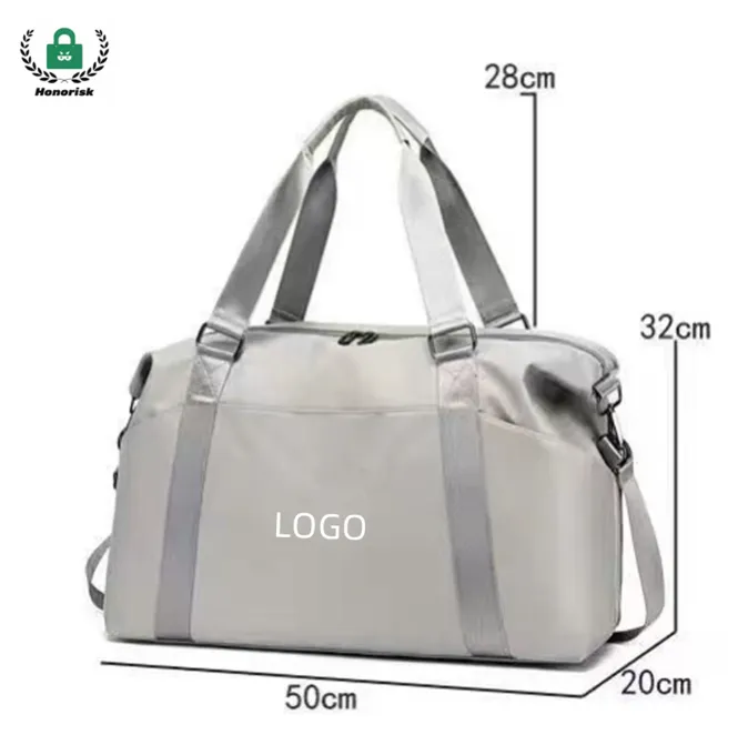 Bolso de viaje liviano de gran capacidad mostrado en un ambiente de viaje, abierto y espacioso.