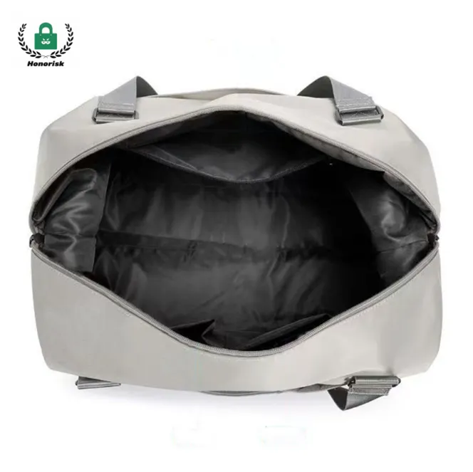 El bolso de viaje ligero y de gran capacidad se lleva cómodamente al hombro.