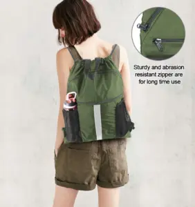 Close-up nga pagtan-aw sa durable, hinabol nga ripstop nylon nga panapton sa backpack.