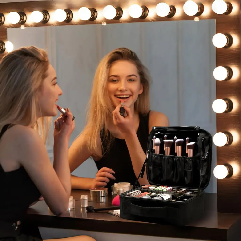 Itim na bersyon ng bag na dala ng adjustable shoulder strap.