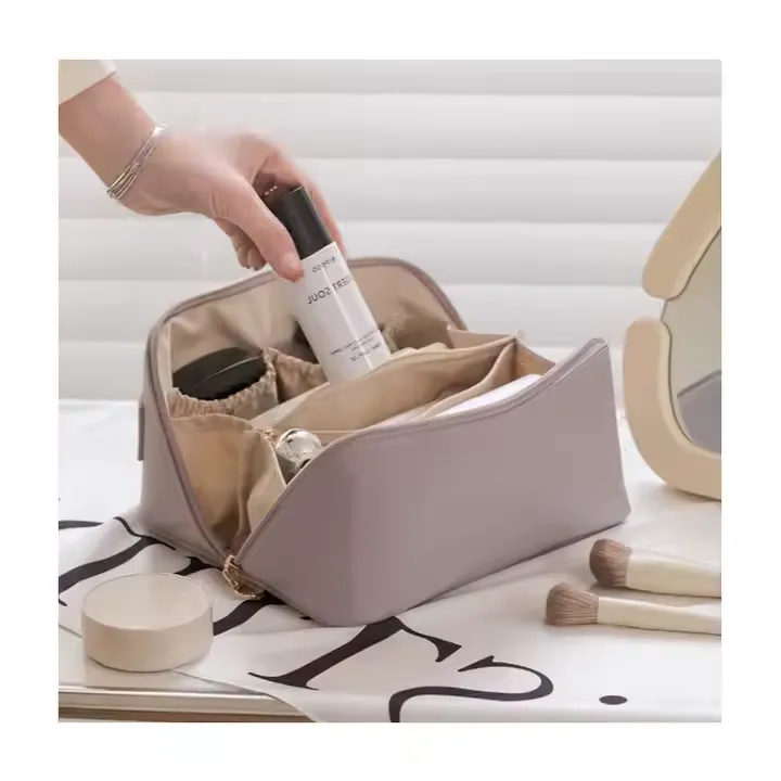 Bukas nga pagtan-aw sa makeup bag nga nagpakita sa organisado nga sulod nga mga lawak