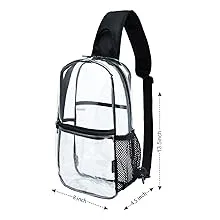 Seorang yang bergaya memakai beg silang lutsinar di jalan bandar, mempamerkan rupa modennya.