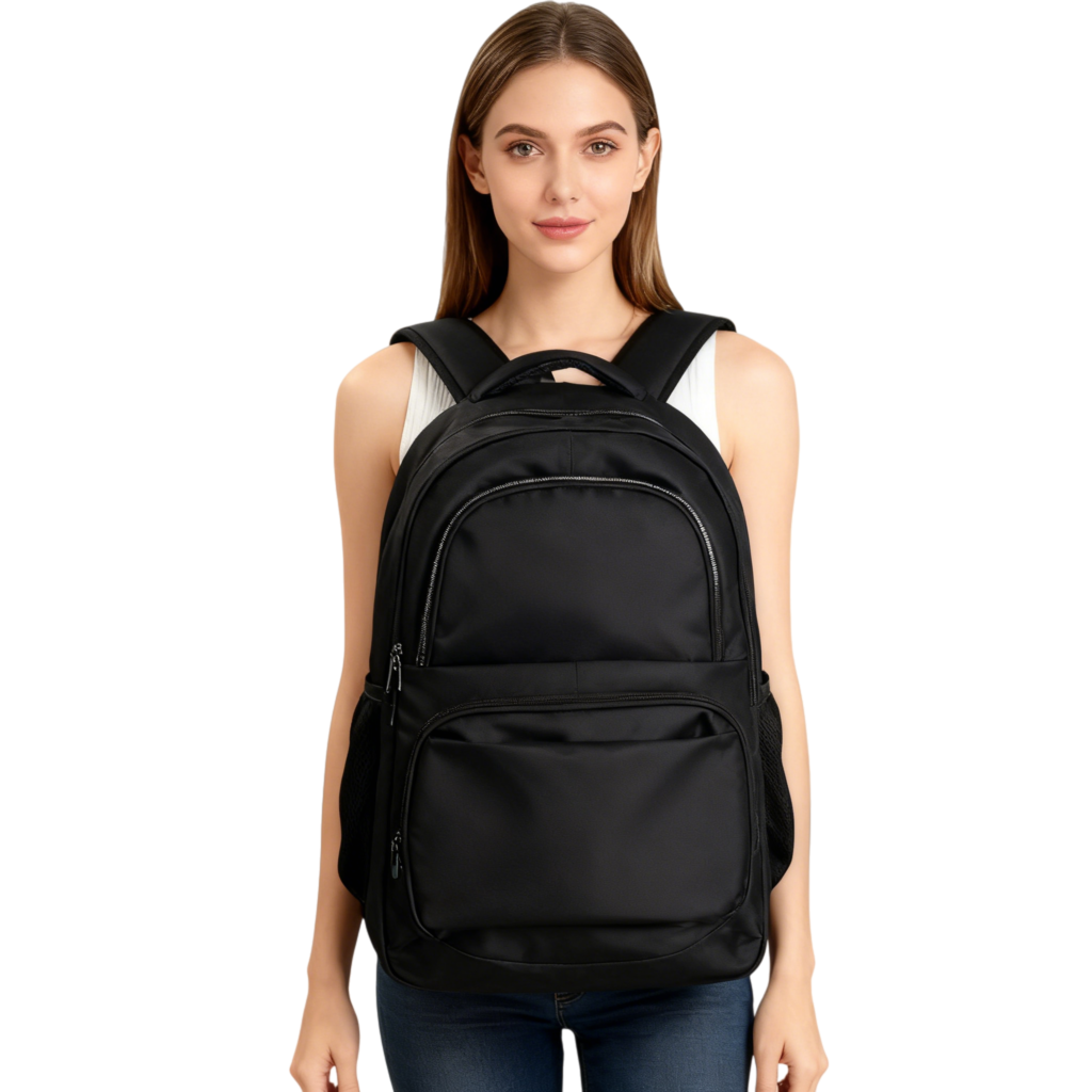 Persuna li taġġusta ċ-ċineg tal-backpack