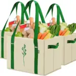 Три великі ємності невованих сумки для пікніка, наповнені різними продуктами, включаючи свіжі овочі та хліб.