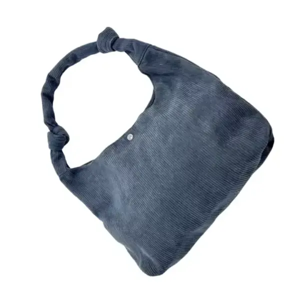 D'Marine blo Casual Corduroy Crossbody Bag huet e geknuppt Band an eenzeg Snap Butter, an ass verfügbar fir OEM / ODM Personnalisatioun.