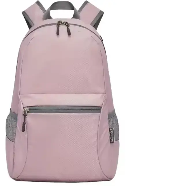 Ang light pink sa gawas sa tubig nga foldable oxford backpack nga adunay mga grey zippers, atubangan sa bulsa, Mga bulsa sa Side Meses, ug usa ka taas nga kuptanan nga gipakita sa usa ka puti nga background.