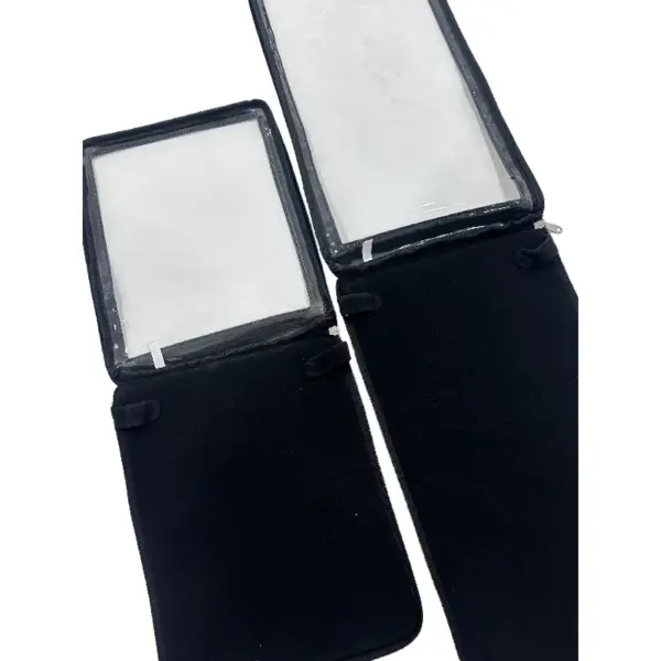 Två lyxiga sammetsmyckesarrangörer med transparenta lock visas öppna. De svarta rektangulära fallen har tydliga plastfönster, visas mot en vit bakgrund.