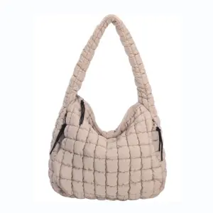 Ua haʻaleleʻo Puffy Handbag i Beige me kahi lāʻau Scap a me ka papa inoaʻo Puffy Square, Loaʻa no OEM a me OEM i hana maʻamau.