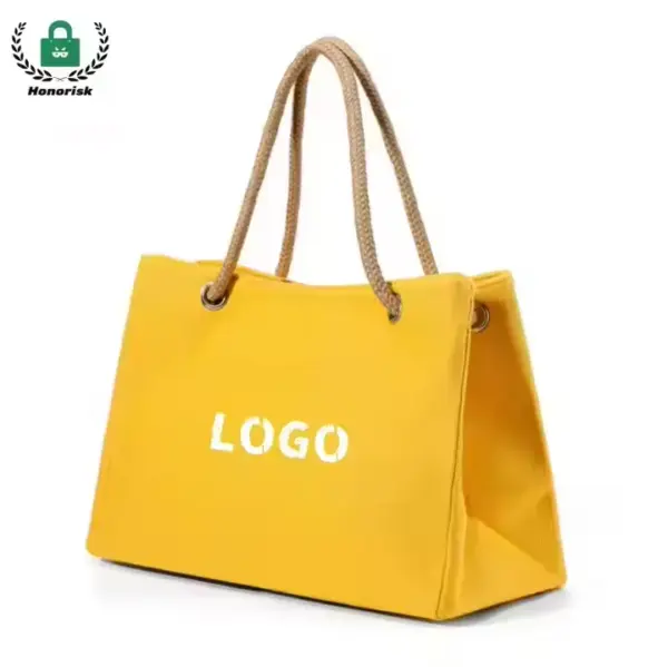 Reusable Heavyweight Canvas Tote Bag in yellow with rope handles and "LOGO" imprimí riba e parti dilanti; disponibel pa personalisashon di OEM/ODM .. Potrógrafo riba un fondo blanku.