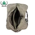 Nouvo konsepsyon mòd twal Tote ak brode, Montre ouvè a revele enteryè ak bò trese braslè -ideyal pou OEM/ODM personnalisation. Honorisk logo vizib nan kwen.