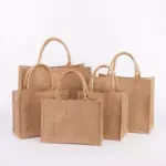 Pět velkých kapacity nakupování jutových tašek s držadly, Zobrazeno ve dvou řádcích na obyčejném bílém pozadí.