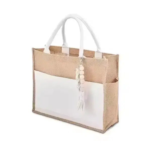বৃহত্তর ক্ষমতা পাট শপিং টোটে একটি ট্যান এবং সাদা নকশা বৈশিষ্ট্যযুক্ত, সাদা হ্যান্ডলস, বাইরের পকেট, এবং একটি জপমালা ট্যাসেল কীচেইন. OEM/ODM কাস্টমাইজেশন উপলব্ধ.