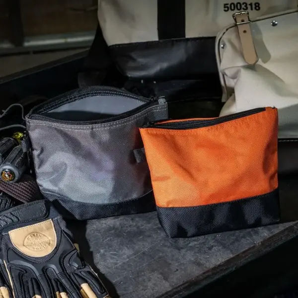 Liponche tse peli tse nyane tsa moea tse sa keneleng metsi tse sa kenelletseng, e le 'mala o moputsoa le oa lamunu e le' ngoe, ba bontšoa li-gloves ka thoko ho li-gloves ka ntle ho seemo se lefifi sa om kapa ka tloaelo.