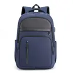Zaino per laptop commerciale multi-compartment in blu navy con accenti neri, con più sezioni con cerniera, visualizzato su uno sfondo bianco.
