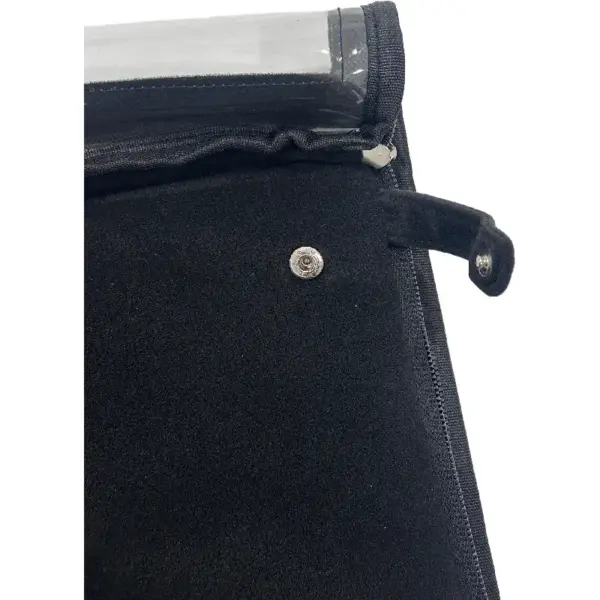 Närbild av den lyxiga sammetsmyckelarrangören med en Snap-knapp och ett tydligt transparent lock överst.