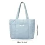 Η μπλε φουσκωμένη τσάντα για τις γυναίκες είναι ένα ανοιχτό μπλε γεμισμένο tote με μεγάλες λαβές, μέτρηση 32cm πλάτος κατά 27 εκατοστά ύψος. Οι υπηρεσίες OEM και ODM είναι διαθέσιμες για προσαρμοσμένη επωνυμία.