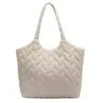 Bolso acolchado acolchado para mulleres en crema con dúas asas, mostrado nun fondo branco simple. Opcións de personalización OEM e ODM dispoñibles.