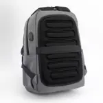 Lo zaino per laptop per il business multi-compartment presenta un design grigio con un imbottito nero, Pannello frontale a costine e tasche laterali, mostrato su uno sfondo bianco: Ideale per le esigenze di personalizzazione OEM e ODM.