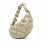 Akpụkpọ ahụ Puffy ọhụrụ na-eme ka akpa akpa na-enweghị isi, izitu, udi osisi crescent nwere eriri mmiri na akụkụ zipper. OEEM na ODM iche echiche.