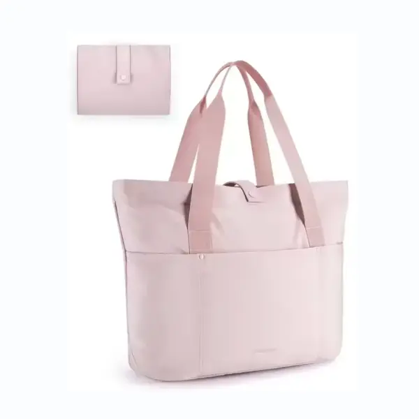 El plegable Polyester Casual Shopping Tote per a dones de color rosa clar presenta grans nanses, una butxaca exterior, i inclou una bossa accessòria plegada coincident.