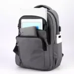 Lo zaino per laptop per il business multi-compartment in grigio offre tasche dedicate per contenere un tablet, cartella, taccuino, smartphone, e portafoglio.