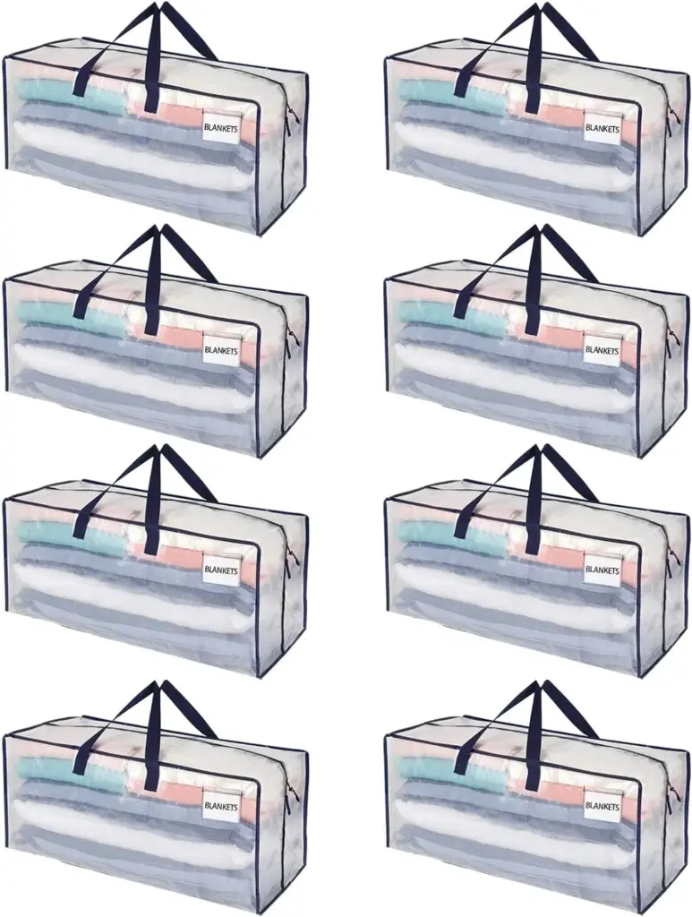 Dalapan kantong parut baju transparan, each labeled "BLANKETS" sareng dieusi ku simbut anu dilipet, nampilkeun gagang hideung anu kuat.