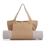 Women's Yoga Fitness Tote in tan with a yoga mat secured in the front sleeve, ಬಿಳಿ ಹಿನ್ನೆಲೆಯಲ್ಲಿ ಪ್ರದರ್ಶಿಸಲಾಗುತ್ತದೆ. OEM ODM ಗ್ರಾಹಕೀಕರಣ ಮತ್ತು ಬಹುಮುಖ ಜೀವನಶೈಲಿಯ ಬಳಕೆಗೆ ಸೂಕ್ತವಾಗಿದೆ.