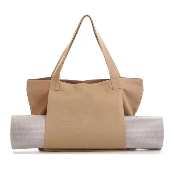 Women's Yoga Fitness Tote in tan with a yoga mat secured in the front sleeve, Zobrazeno na bílém pozadí. Ideální pro přizpůsobení OEM ODM a univerzální použití životního stylu.