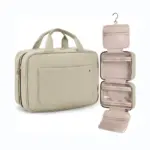 ถุงแต่งหน้าที่แขวนไว้ด้วยกันน้ำในสีเบจ, มีที่จับ, กระเป๋าใส, และเบ็ดแขวน. แสดงปิดและเปิด. โอเอ็ม & การปรับแต่ง ODM พร้อมใช้งานเพื่อให้ตรงกับความต้องการการสร้างแบรนด์ของคุณ.