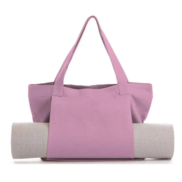 The Women's Yoga Fitness Tote holds a rolled-up yoga mat in its exterior pocket, Zobrazeno na bílém pozadí.