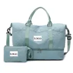 De business reizen met grote capaciteit in lichtblauw beschikt over handvatten, een riem, en een afneembaar bijpassend zakje, both labeled "LOGO." OEM- en ODM -services zijn beschikbaar voor aangepaste branding.