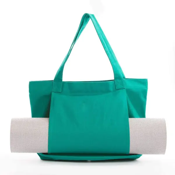 Women's Yoga Fitness Tote in teal with exterior pocket holds a rolled-up white yoga mat, Zobrazeno na bílém pozadí. Dostupné možnosti OEM a ODM.