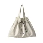Minimalist Canvas Drawstring Tote for Women in beige with a black ribbon bow and "LOGO" Impresso na frente. Apresenta um top de cordão. Pedidos de OEM e ODM personalizados disponíveis.