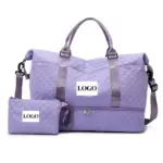 Zakelijke reizen met grote capaciteit in lavendel met handgrepen en afneembare bijpassende zakje, both featuring a white "LOGO" label. OEM- en ODM -aanpassingsdiensten beschikbaar.