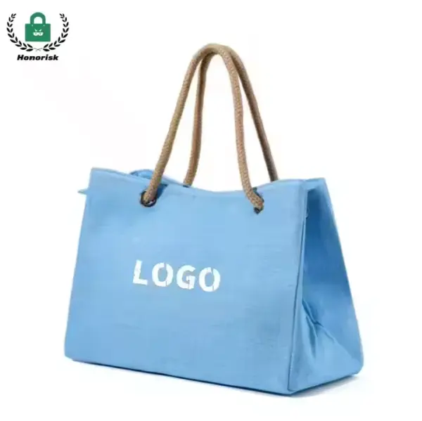 Light blue Reusable Heavyweight Canvas Tote Bag with rope handles and "LOGO" teksto riba e parti dilanti, perfekto pa personalisashon di OEM/ODM, mustra riba un fondo blanco ..