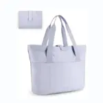 تاشو خرید گاه به گاه پلی استر برای زنان در سبک بنفش دارای دو دسته است, یک جیب جلو, و شامل یک کیسه تاشو تطبیق یافته در بالا است.