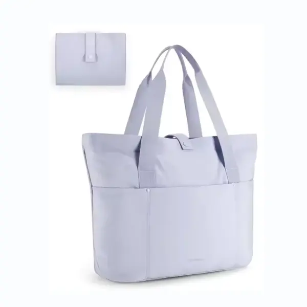 El tote de compres de polièster plegable per a dones en morat clar té dues nanses, Una butxaca davantera, i inclou una bossa plegada que es mostra a dalt.