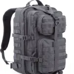 Den udendørs Oxford vandtæt taktisk rygsæk i sorte har flere rum og justerbare stropper, vises på en hvid baggrund. OEM- og ODM -tjenester er tilgængelige til tilpasset branding og design.