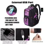Il-backpack tal-vjaġġatur b'ħafna kompartimenti ta 'Oxford bl-iswed u vjola għandu serratura tal-password u port USB, muri ċċarġjar ta 'telefon permezz tal-konnessjoni USB esterna tiegħu.