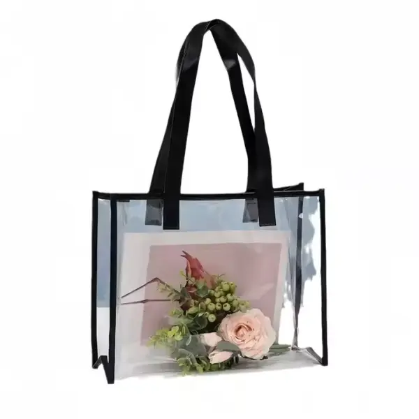 Y tote siopa tryloyw PVC gwrth -ddŵr gyda dolenni du, yn ddelfrydol ar gyfer gorchmynion OEM neu ODM, yn gallu dal eitemau fel tusw o flodau a llun y tu mewn.