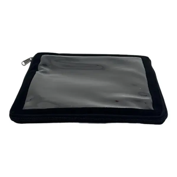 En lyxig sammetsmyckelarrangör med ett transparent lock visas liggande på en vit yta.