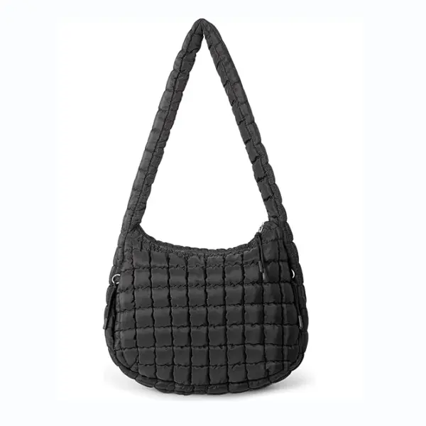 Geniş bir kayış ve yuvarlak bir şekil ile siyah kapitone kabarık el çantası, Beyaz bir arka planda gösterilmiştir. OEM ve ODM özelleştirme seçenekleri mevcut.