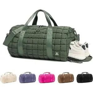 Puffy Quilted Travel Tote de color verd amb un compartiment de sabates, Es mostra amb sabatilles, També està disponible en sis colors més a continuació.