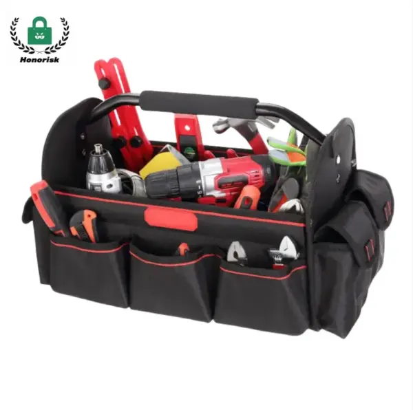 Multi-parçeya Kapasîteya Giştî ya Mezinahî Tote bag di reş û sor de bi amûrên destên cûda û dirûşmek bêpergal tê dagirtin.