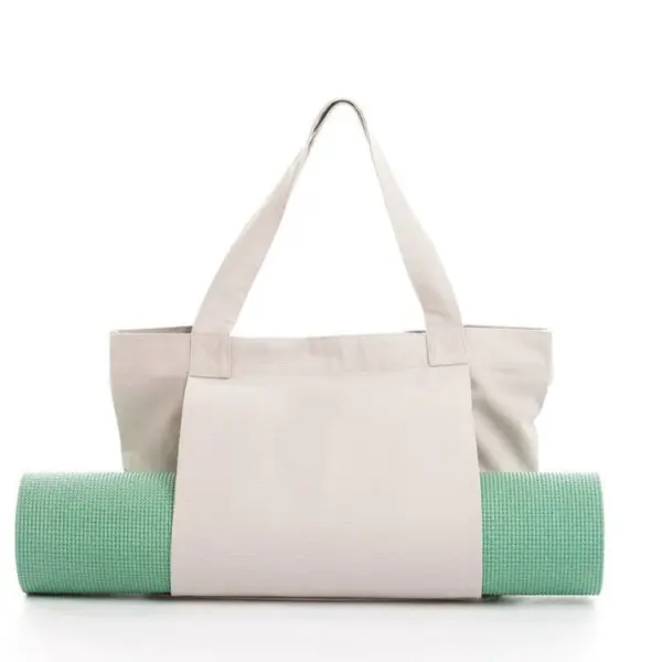 Women's Yoga Fitness Tote in beige, Představujeme mintovou zelenou jógovou rohož zajištěnou ve vnější kapse, Zobrazeno na bílém pozadí.